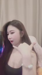 thipphavanh19111989 : 收到專屬的愛心信號了嗎?❤️ 還有俏皮的「打給我」手勢,快來直播間找她吧!📞 #心動 #甜美 #直播