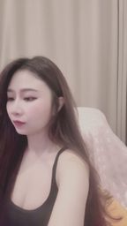 thipphavanh19111989 : 捕捉到一個調皮的瞬間!👅 活潑的揮手加上可愛的吐舌,這樣反差萌的互動你喜歡嗎? #可愛 #調皮 #直播日常