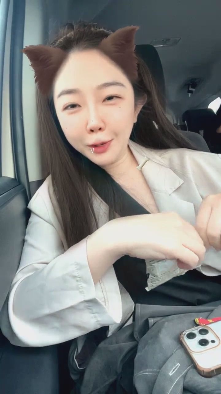  : 🤩沒想到不經意也能有驚喜🤩吃貨女孩的日常放送！連開個零食都要這麼可愛嗎？🤤🌸 #吃貨日常 #甜美女孩 #女友視角
