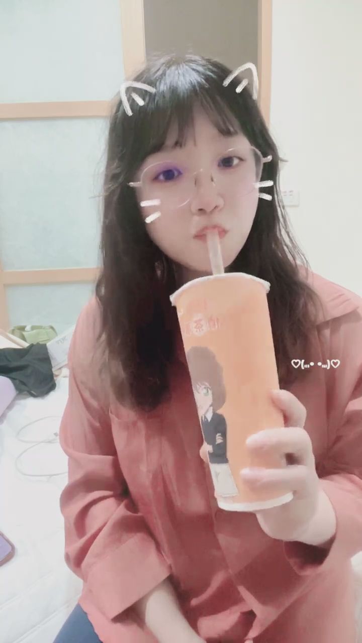  : 這隻小貓咪看起來有點渴，你想餵她喝水嗎？🐱💖 #貓系女孩 #可愛 #直播日常