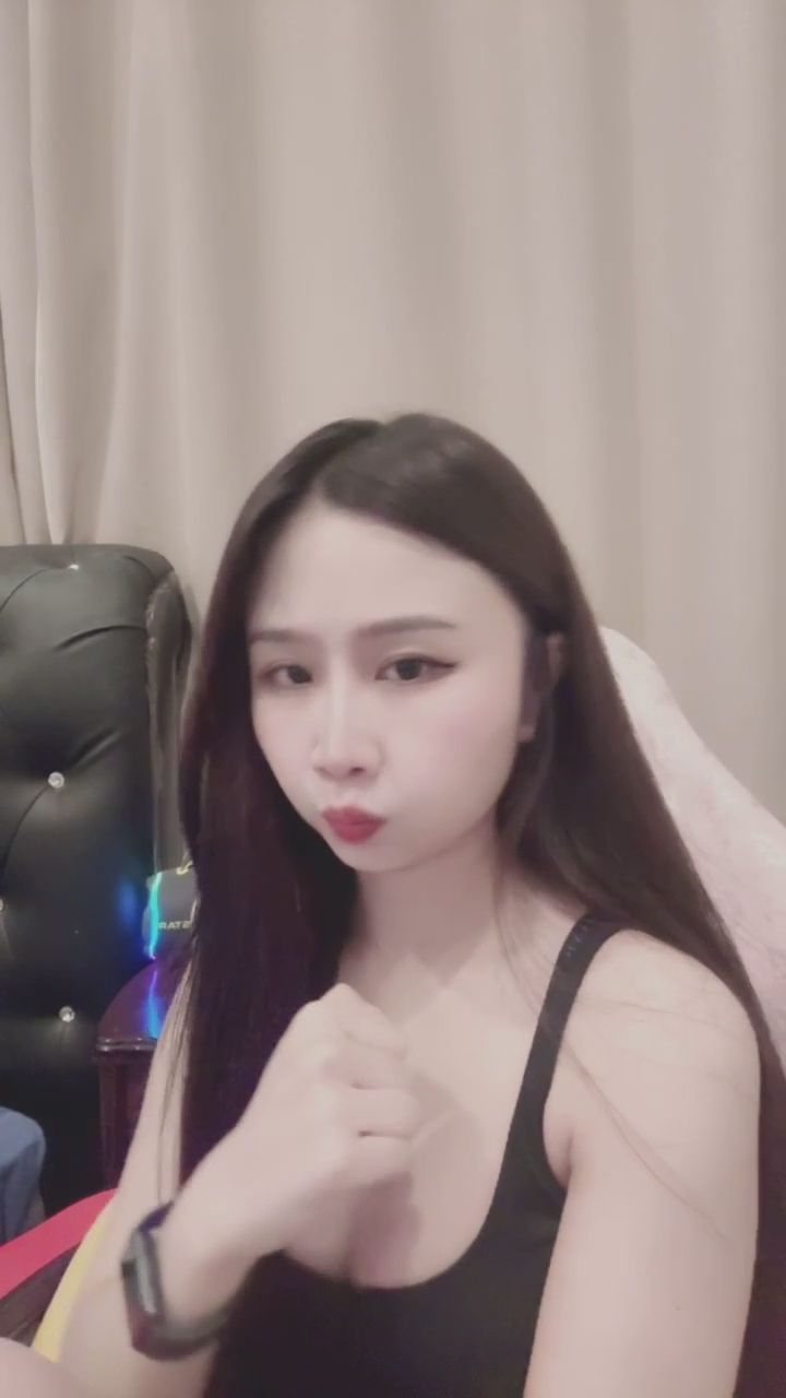 thipphavanh19111989 : 快來捕捉這波可愛互動！嘟嘴揮手太犯規啦✨ #可愛 #互動 #心動