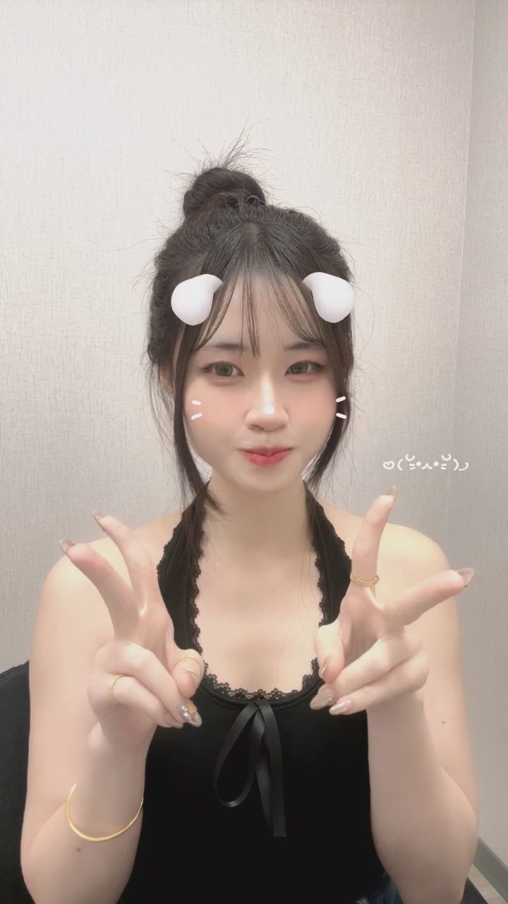 : 喝水、比耶、大笑，哪個瞬間最讓你心動？✌️❤️ #可愛日常 #甜美女孩 #心動