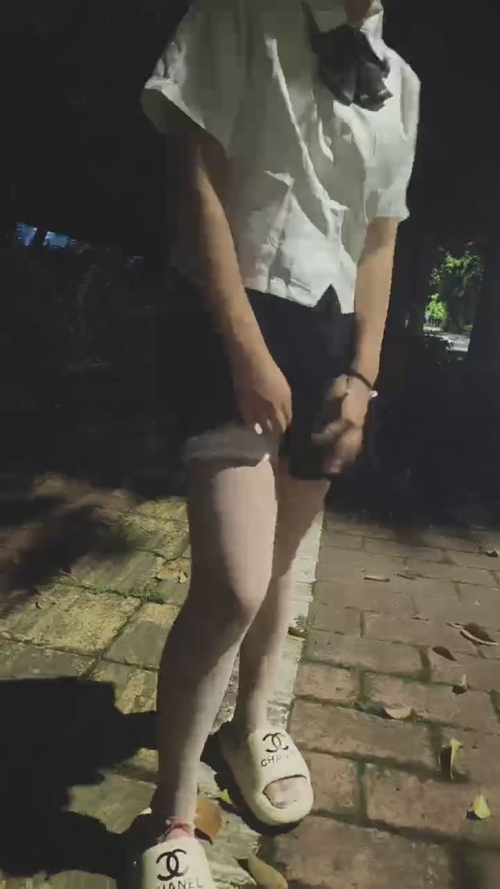 : 街頭偶遇的制服少女，這白色長襪你給幾分？🦵✨喜欢的关注与支持哦 #白絲 #制服妹 #街拍 #絕對領域