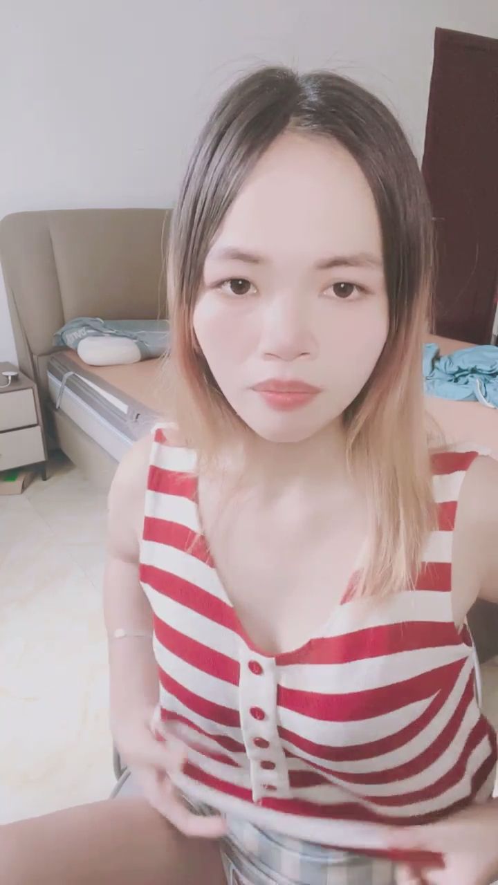  : 偷偷給你看一點點...🤫💕 #直播 #正妹 #性感 #福利 #誘惑