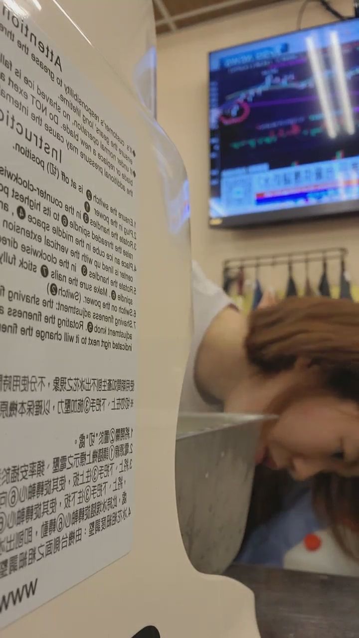  : 工作到一半，突然發現你在偷看我👀 #男友視角 #眼神交流 #廚房日常
