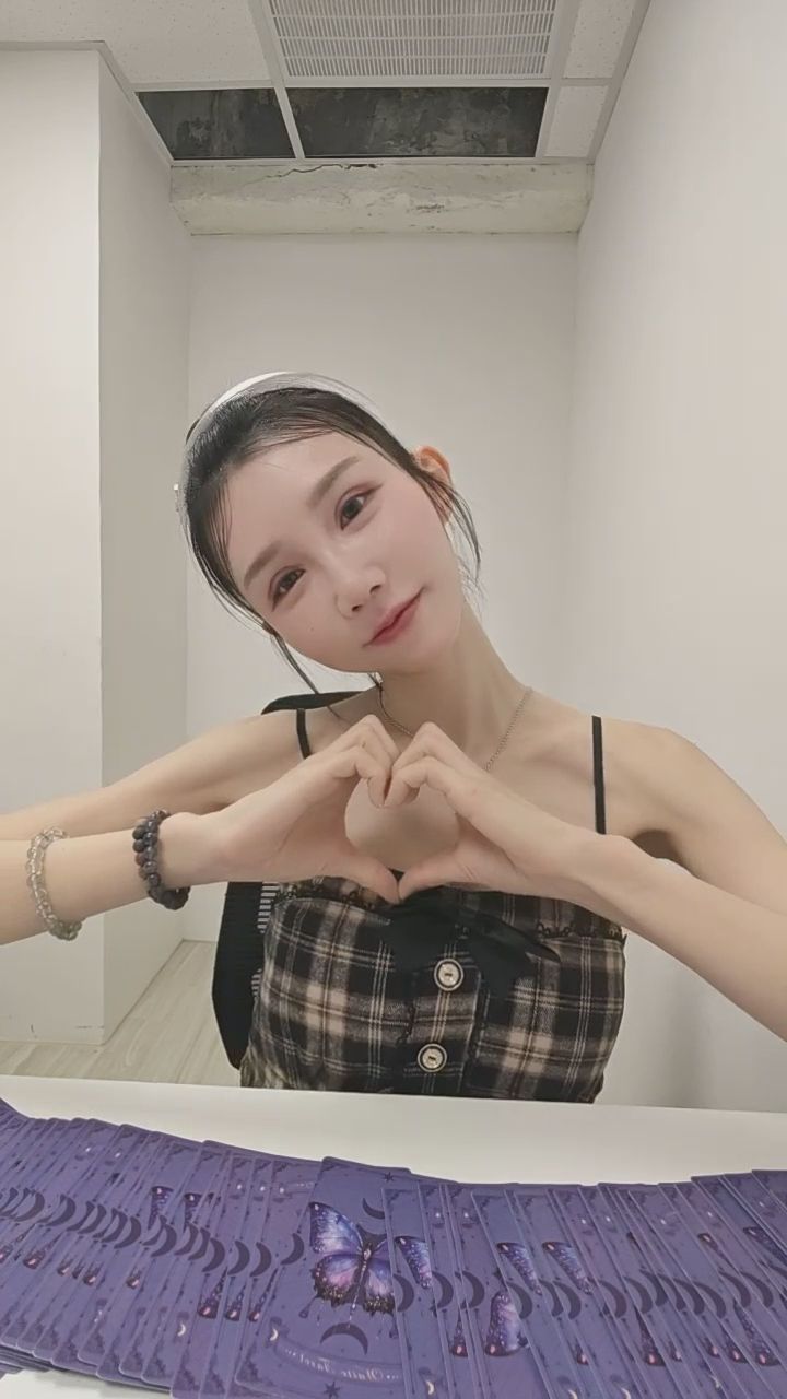 qqe_52772 : 來～讓你捏一下！今天的愛心請收下吧❤️ #女友感 #撒嬌 #心動 #甜美日常