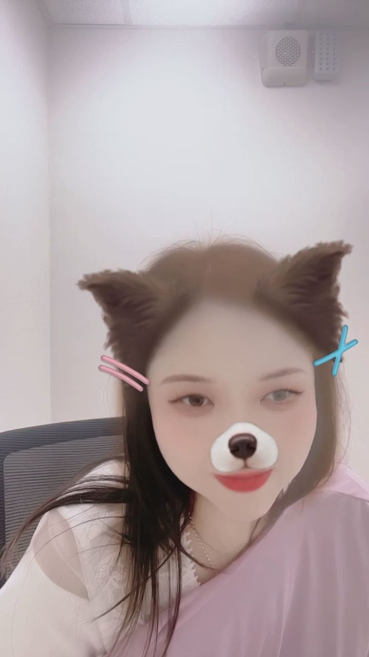 jessi0312 : 捕捉到一隻驚訝的小可愛！這個表情太生動啦～✨ #萌系女孩 #生動日常 #驚喜瞬間