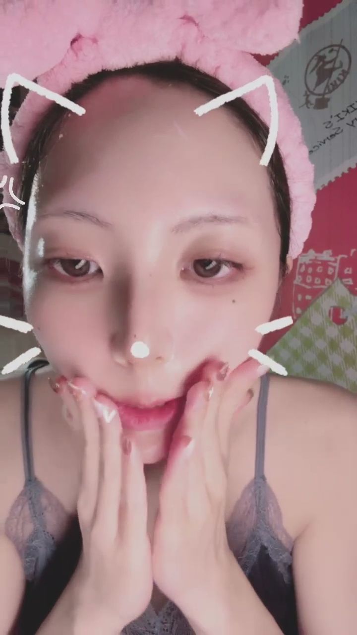  : 睡前的保養時光，精油塗抹與臉部按摩日常。💆‍♀️ #睡前保養 #居家生活Babe