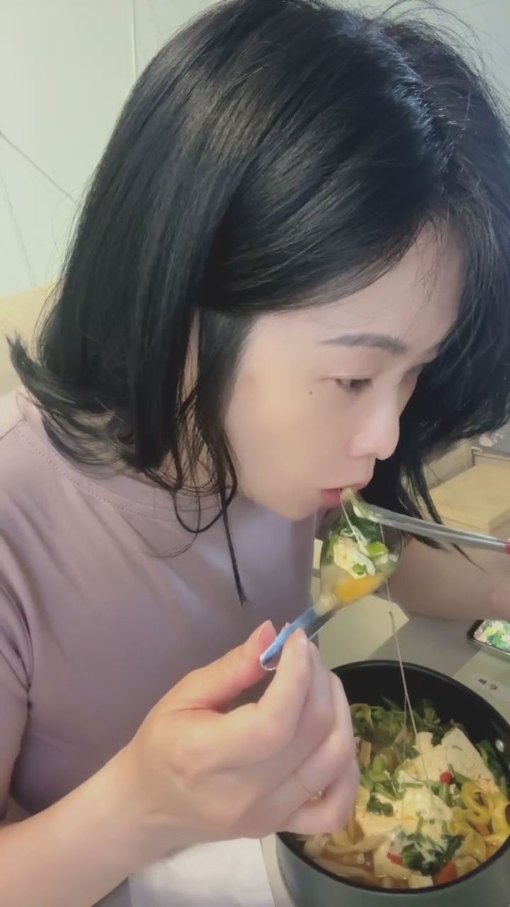 loveevelyn : 完美的起司牽絲瞬間!看著都覺得肚子餓了😋🧀
快來刷伊伊吃飯飯約會 #吃播 #起司控 #深夜放毒 #美食分享 #激凸