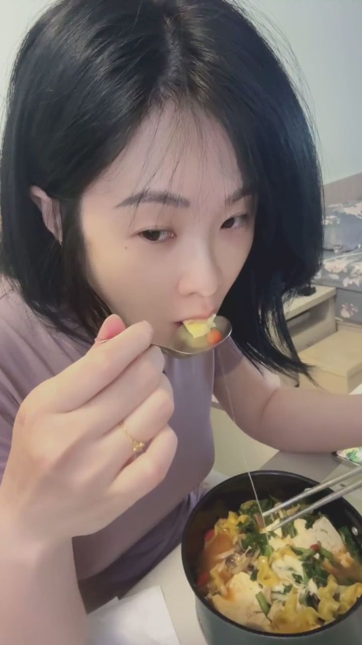 loveevelyn : 激凸的伊伊 吃著熱騰騰的豆腐鍋加上超邪惡起司牽絲！吹涼的瞬間太真實了🍲✨ #深夜食堂 #吃播 #起司牽絲 #居家日常 #激凸