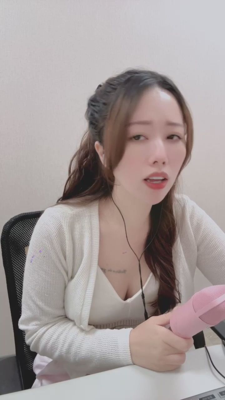 jjpq30001016 : 唱到心裡去了！這份投入的深情與微傾的姿態，只留給螢幕前的你 🎤❤️ #深情演唱 #心動時刻 #女神