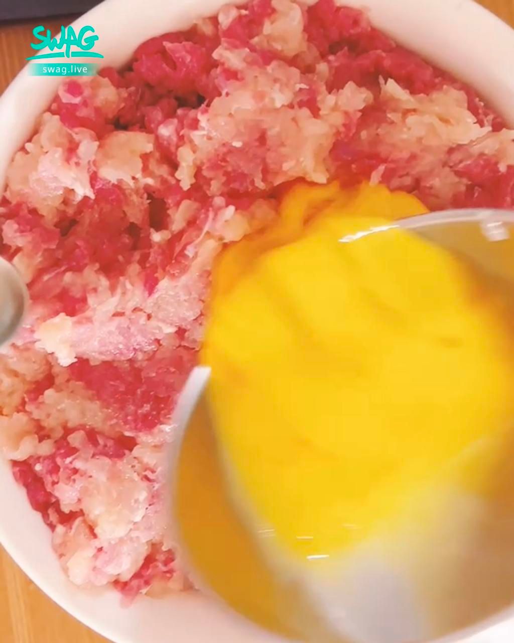bershuka : 自己包瘦肉水餃(共屯了2餐份)全部材料都是去市場買的!醬油、香油、鹽、白胡椒微量調味!🙌🏻