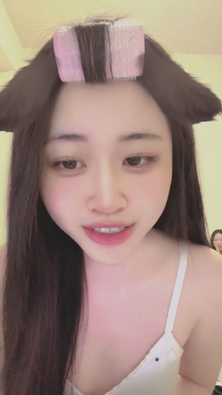  : 隨性的居家日常，伸展的瞬間是不是很迷人呢？💕 #居家風 #自然美 #慵懶時光