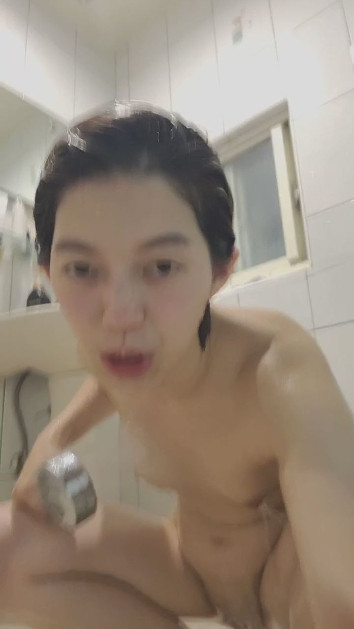  : 看著我的眼睛，洗澡的時候也可以很調皮～👅 #洗澡 #互動 #女友感 #濕身Babe