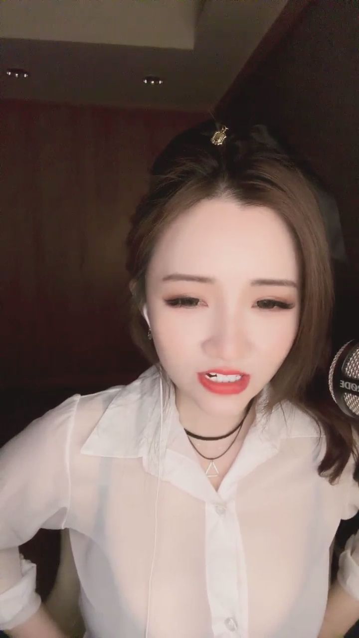 itsvina : 驚喜總在不經意間🫣這套蕾絲黑絲穿搭，是你的菜嗎？🤭🔥留言告訴我🥰

 #蕾絲黑絲 #性感穿搭 #直播精華
