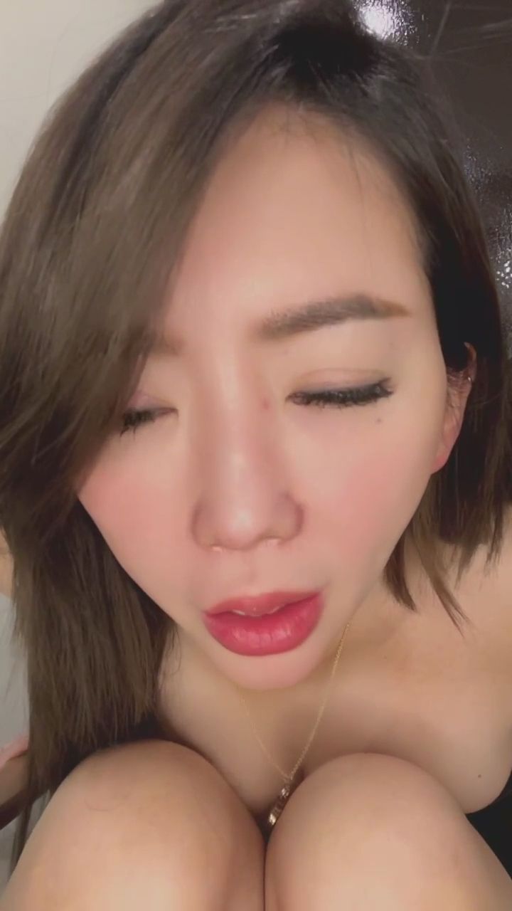  : 坐姿瞬間切換大膽開腿！無間斷的肢體互動與表情變化，直接將視覺張力拉滿🔥 #開腿 #大尺度姿勢 #性感展現 #誘惑