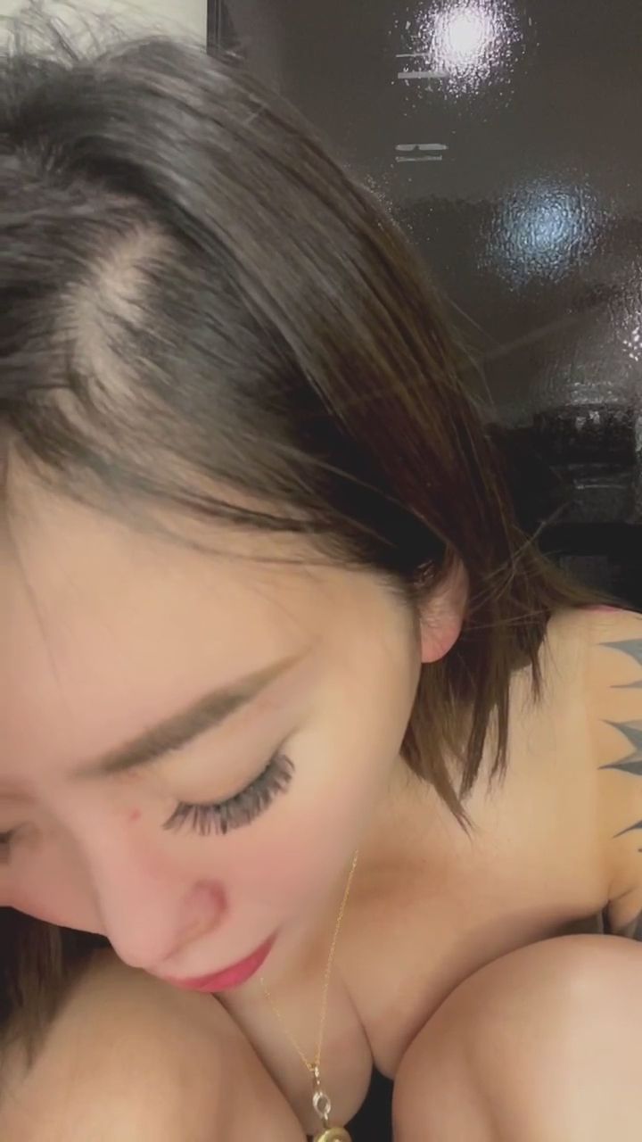  : 俯身逼近的深情特寫，迷離眼神與性感動作的雙重誘惑，讓你停不下來的視覺饗宴🫦👁️ #特寫 #眼神拉絲 #俯身誘惑 #火辣