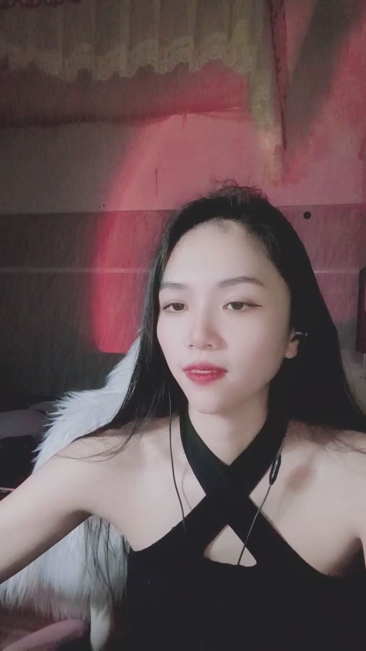 naberyy : 開場的雙手V字手勢太可愛啦!😍 甜美在線陪你聊天,快來感受這份俏皮與活力吧!✨ #甜美 #俏皮 #直播日常 #互動
