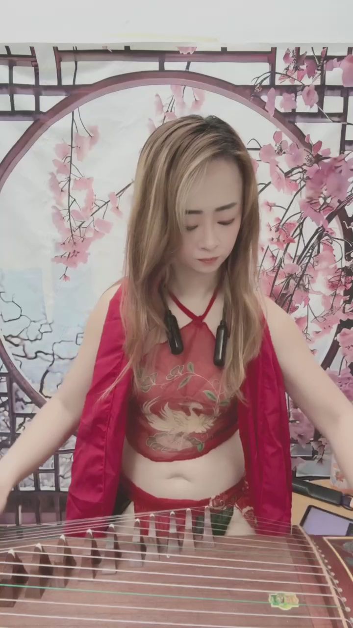  : 紅衣少女的沉浸式古箏高光時刻，指尖在琴弦上飛舞！🎵 #古箏 #傳統樂器 #國風美女