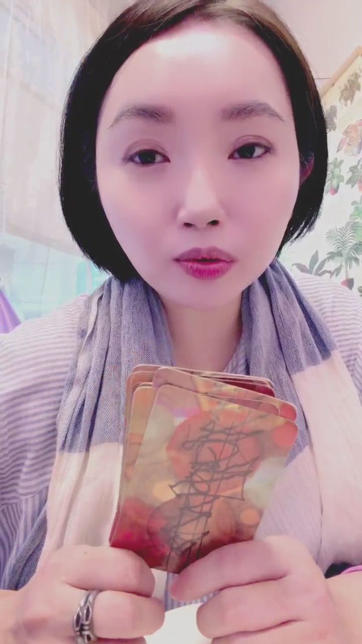  : 想知道塔羅牌給了什麼指引嗎？看著我的眼睛告訴我你的願望。🔮 #塔羅占卜 #神秘感 #專注眼神
