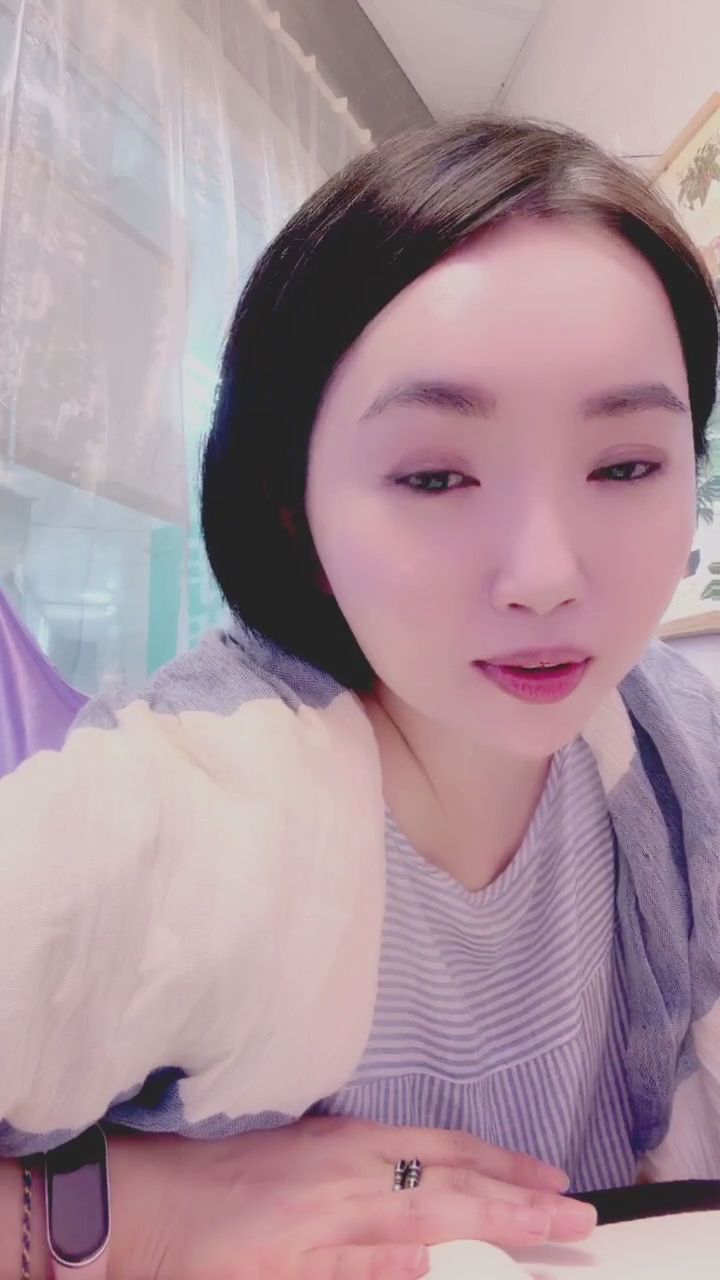  : 伸個懶腰，讓我們再靠近一點聊天吧～✨ #日常陪伴 #伸展 #近距離