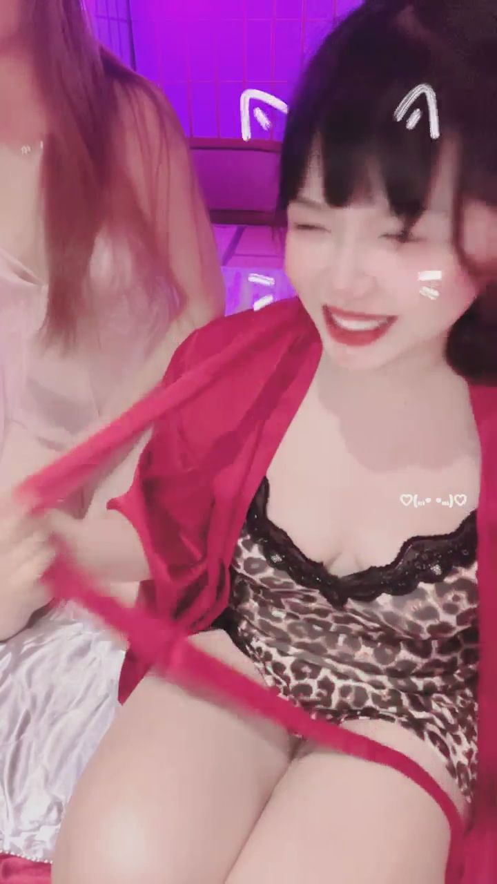  : 紅袍下的狂野秘密，豹紋驚喜你準備好了嗎？✨
