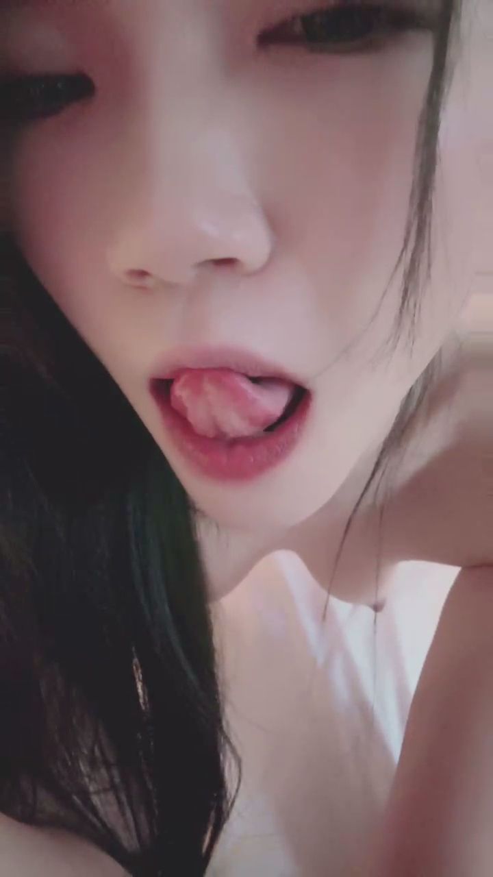  : 這波紅色誘惑，誰能抵擋？ 😏 #性感爬行 #丁字褲 #火辣視角