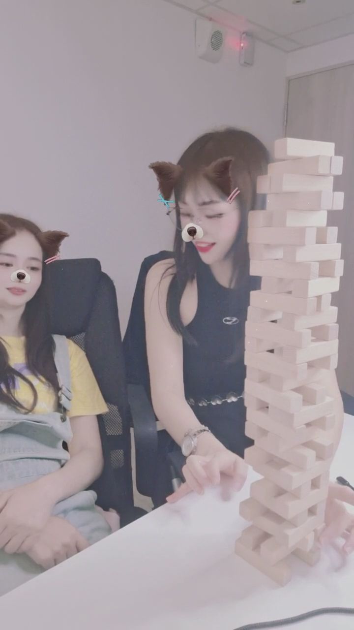  : 疊疊樂終極對決！倒下的那一刻真的太刺激了，誰也沒想到會是她輸 😂 #疊疊樂 #心跳加速 #直播精華