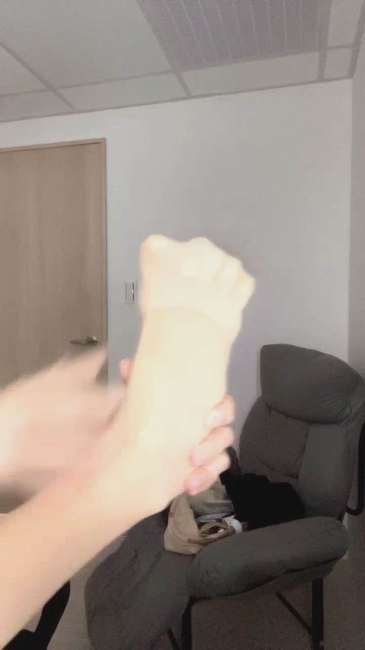  : 想看我脫下襪子嗎？🐾 #貓耳娘 #脫襪 #足控福利 #親密互動