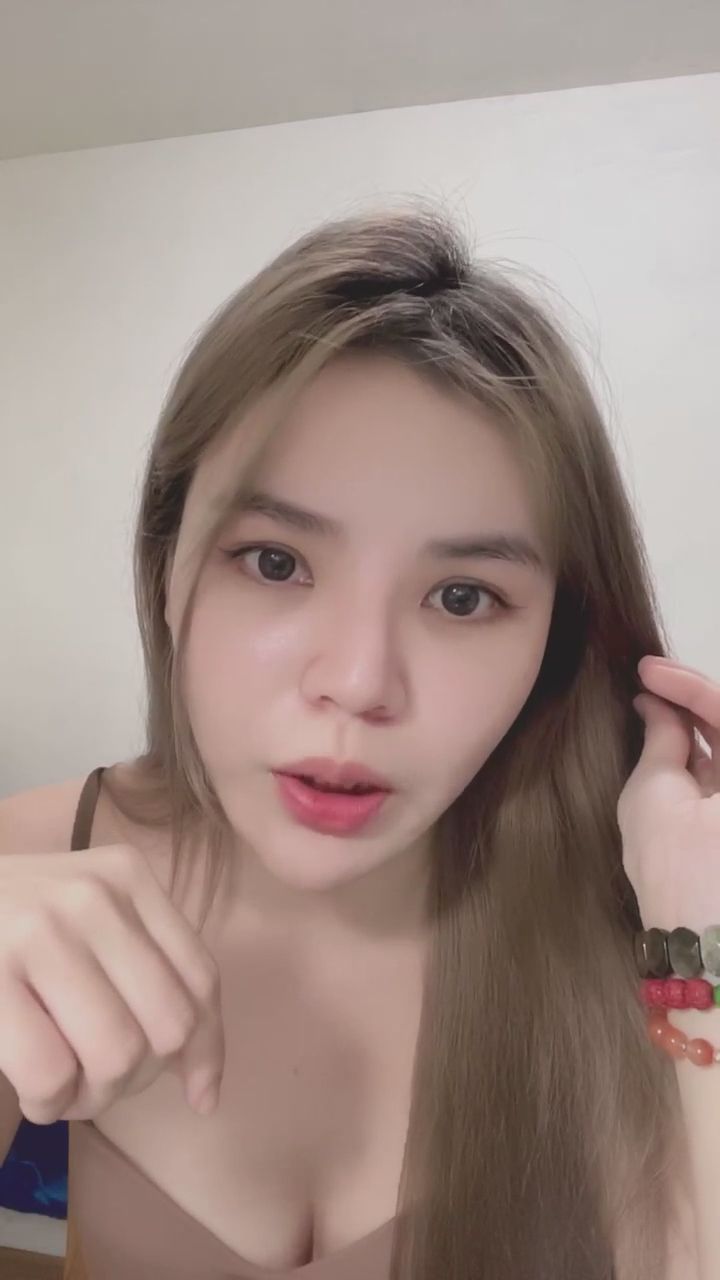 vicki4929 : 輕咬手指的小調皮，超級培養皿⋯🥵
有吸引到你目光嗎？😉 #直播 #調皮 #微性感 #互動