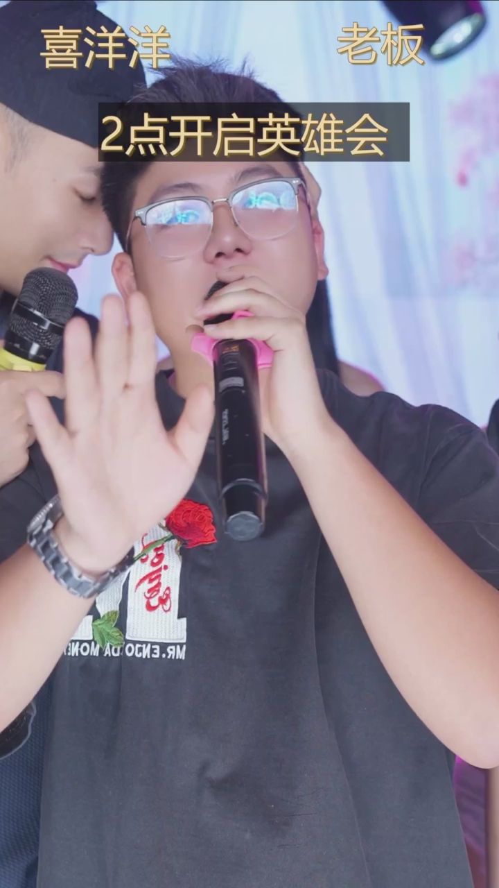 aoa808 : 唱到一半突然擠過來？這親密互動也太會玩了，現場氣氛拉滿！😂🔥 #熱血開唱 #兄弟日常 #直播搞笑