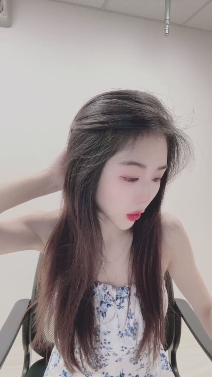 starry417 : 這距離...是不是靠得太近了？😳 被這樣盯著看誰受得了～ #甜美 #近距離 #女友感 #心跳加速 #互動