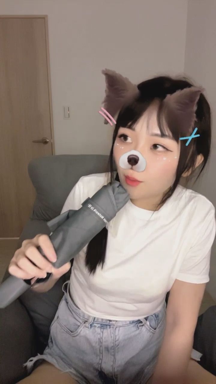 ivyivy0918 : 這把傘，你想怎麼玩？🌂😉 #誘惑 #互動 #微性感

（超好笑我明明把雨傘當麥克風🎙️，上面那個slogan是AI幫忙設定的，搞得好像變很變態哈哈哈。認真不知道哪裡性感）