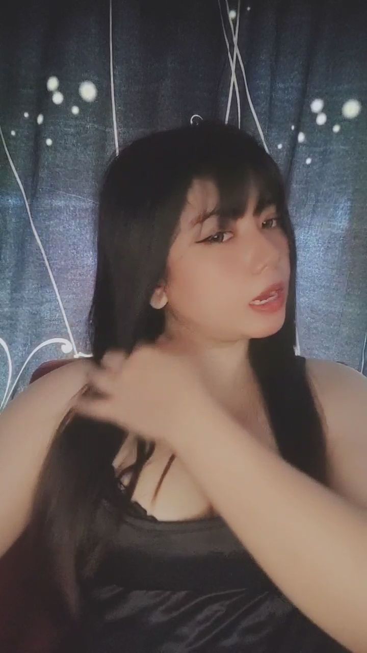  : 伸懶腰後的調皮眨眼，只給你看 😉 #誘惑 #咬唇 #性感日常
