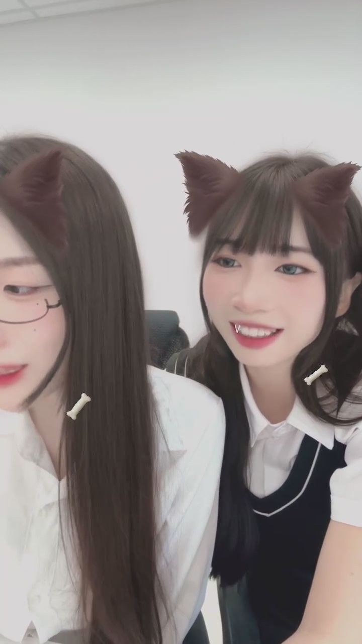  : 和閨蜜在一起就是這麼開心！這份極具感染力的笑容你收到了嗎？🥰 #日常 #甜美 #雙人互動