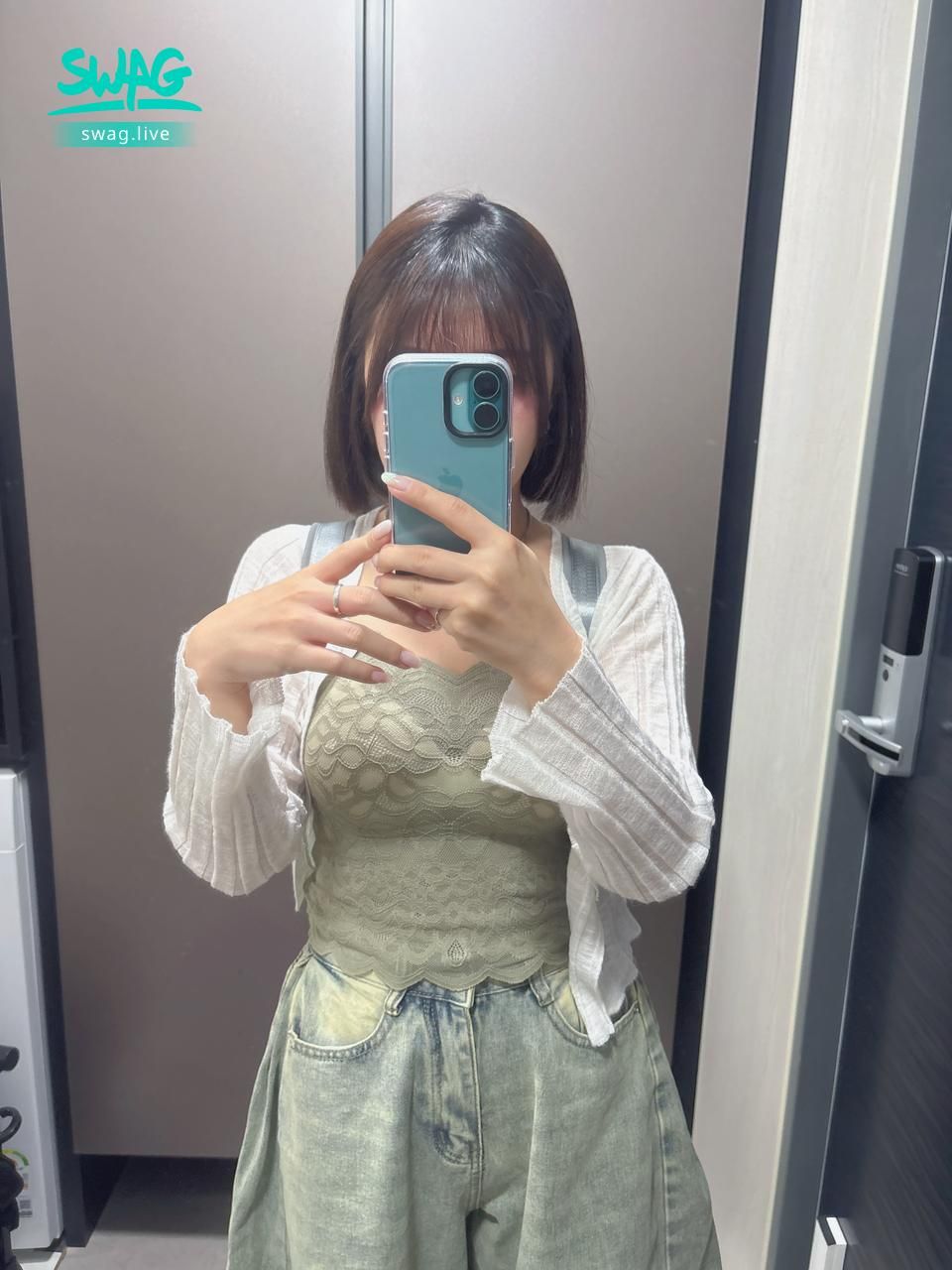 hohog222 : 今日份出門照 📷
短髮+小背心,
看起來很乖,實際上不一定