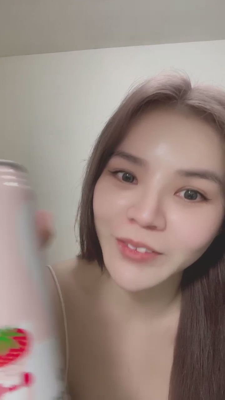  : 哇～～是草莓🤫Ya~~跟著我一起微醺💖 #草莓 #比心 #甜美日常