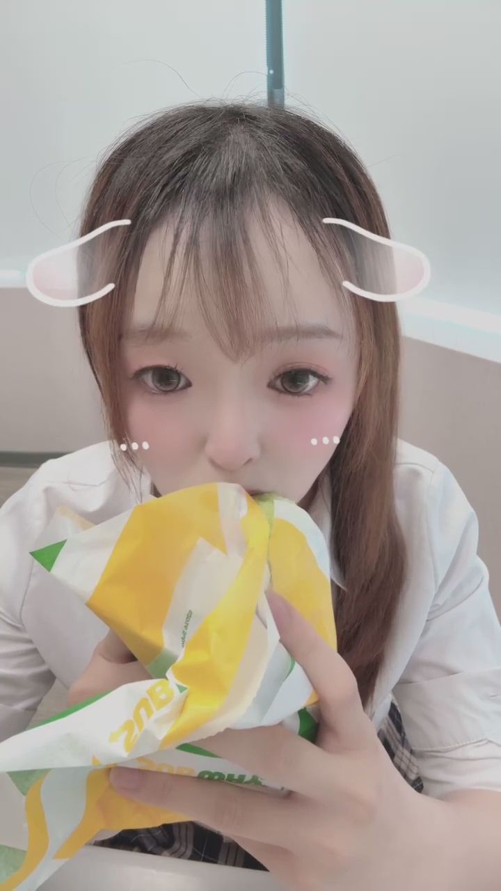 s2899456 : 這口三明治也太好吃了吧！看我吃得這麼香是不是也餓了？🤤🥪 #吃播 #吃貨日常 #療癒 #直播