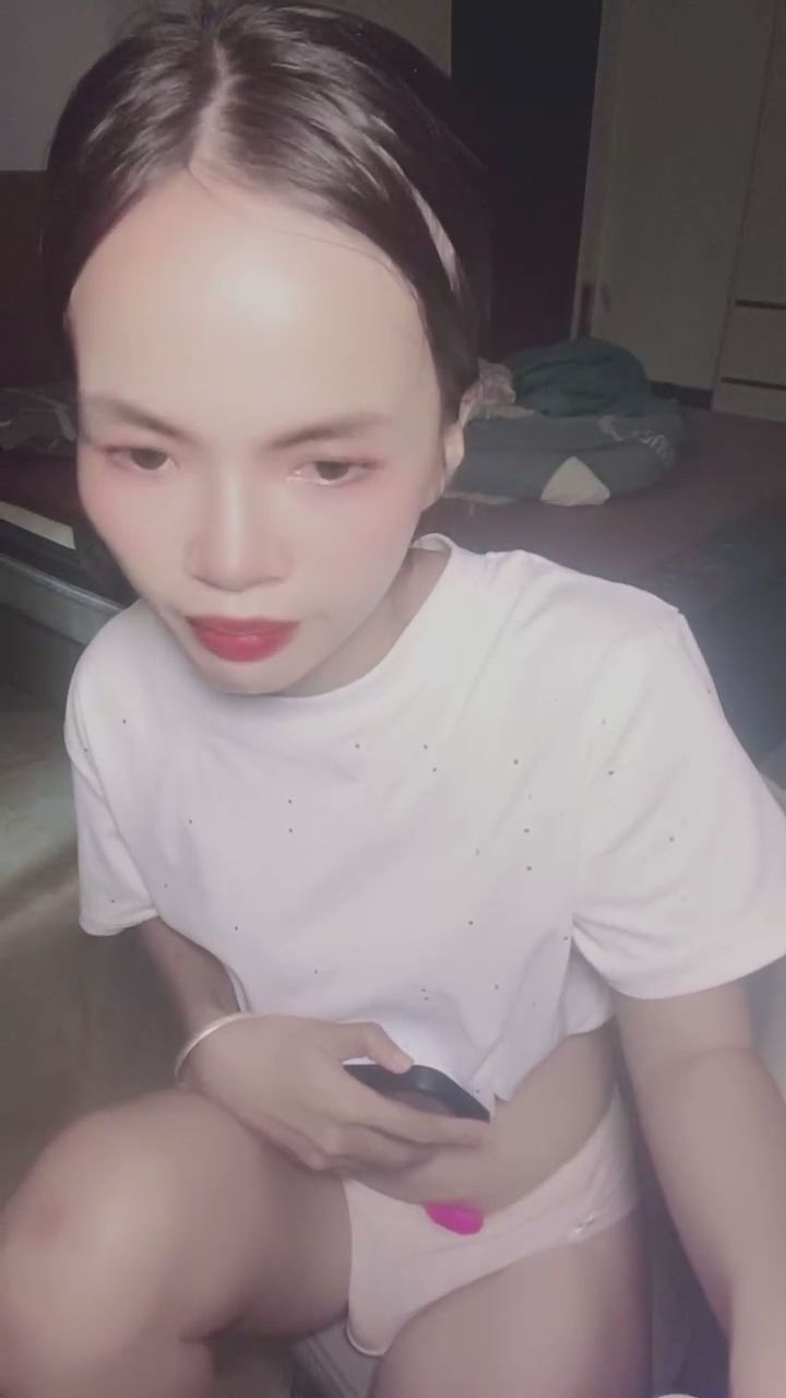  : 簡單的白色短T與粉色居家穿搭，哪一個抱膝坐姿最好看？✨ #居家穿搭 #日常 #女友感