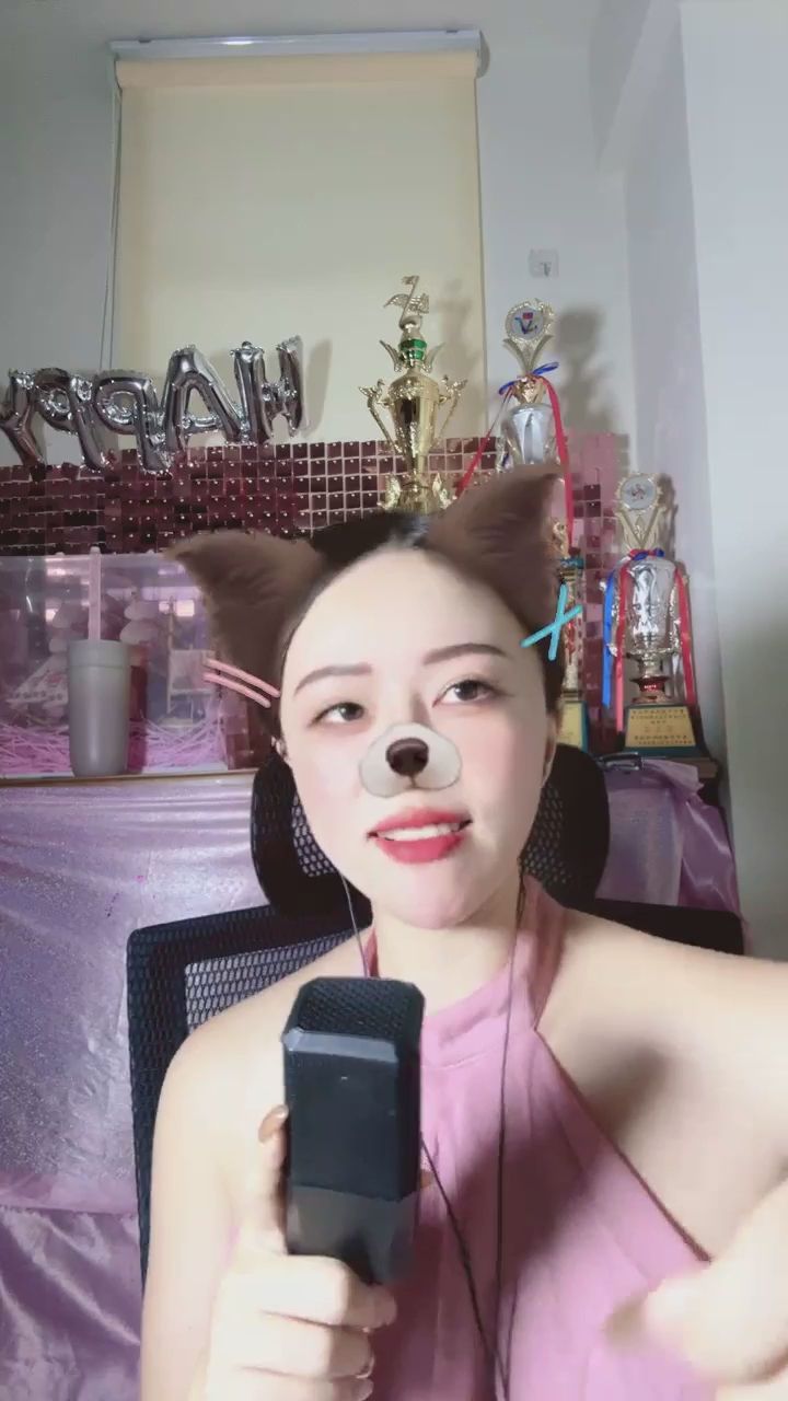 jjpq30001016 : 麥克風前的專屬視角，跟著節奏一起動起來吧！🎤💖 #粉色穿搭 #直播精華 #魅力視角