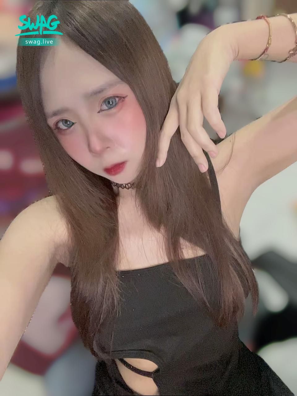 cherry0323 : 好久沒整理頭髮了 中分感覺額頭亮亮大大的
中分如何呢🥺🥺