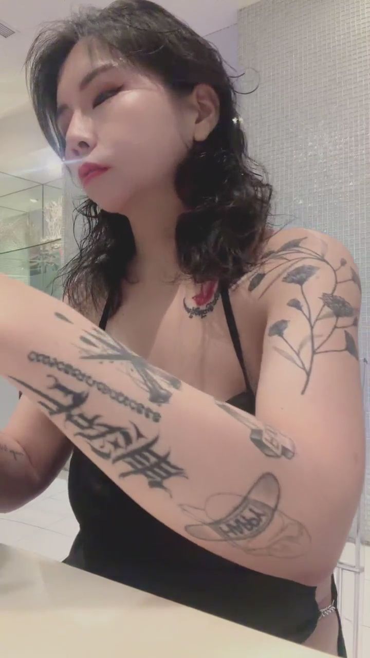  : 誘人紅唇特寫，這樣的妝容你喜歡嗎？💋 #紅唇特寫 #性感魅力 #紋身女孩