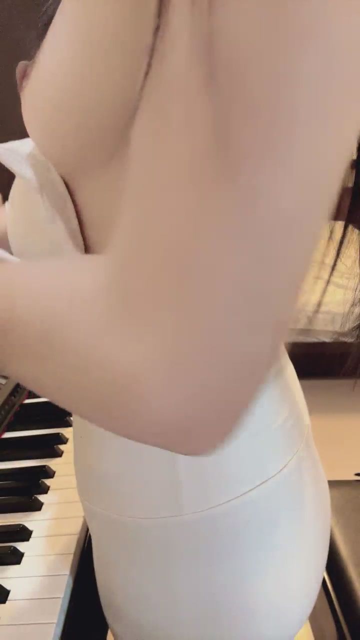  : 褪去束縛的瞬間，你更喜歡我的身材還是音樂？🎹🔥 #鋼琴女神 #性感 #解開束縛