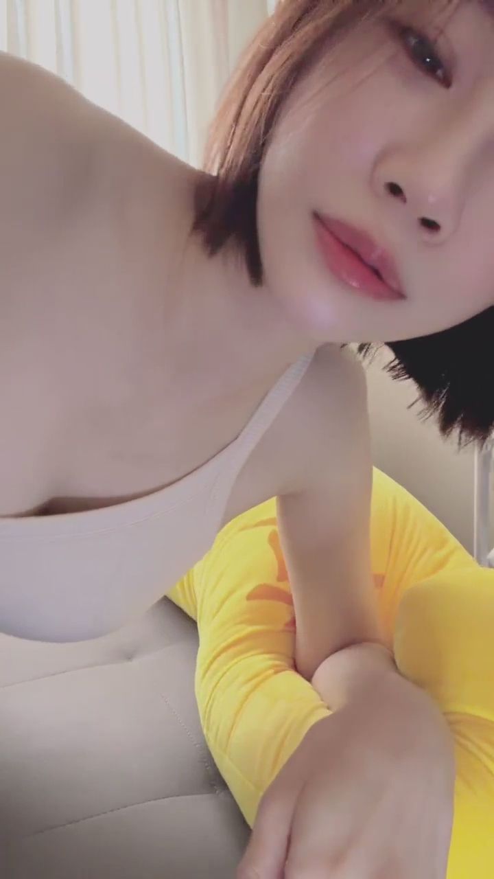  : 剛睡醒的慵懶模樣，只給你看喔～✨ #慵懶日常 #私密視角 #早晨時光