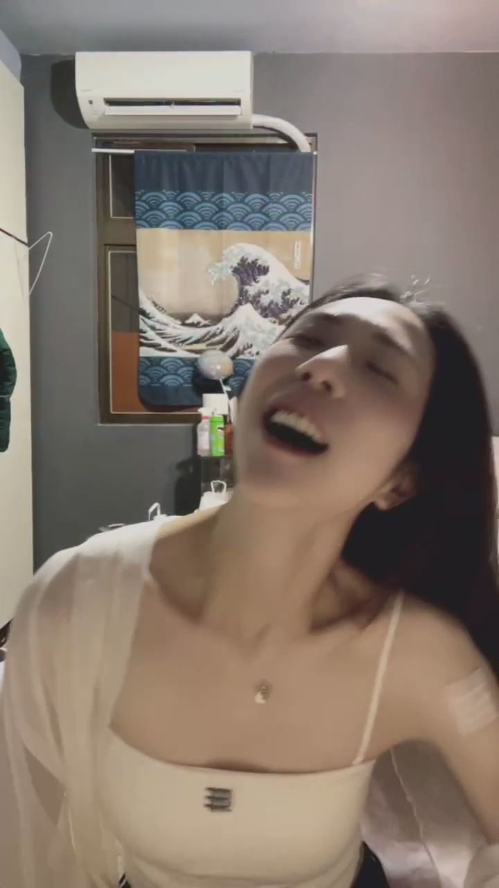 beatrice_ : 整理頭髮的模樣，是不是特別迷人？👀 #長髮女孩 #心動 #自然瞬間