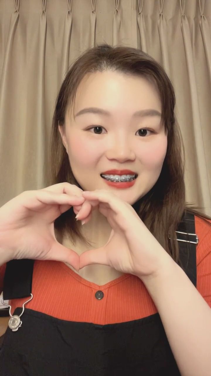 falunbangkok : 送上滿滿的愛心與正能量!手比愛心你接收到了嗎?❤️✨ #愛心放送 #正能量 #心動女孩