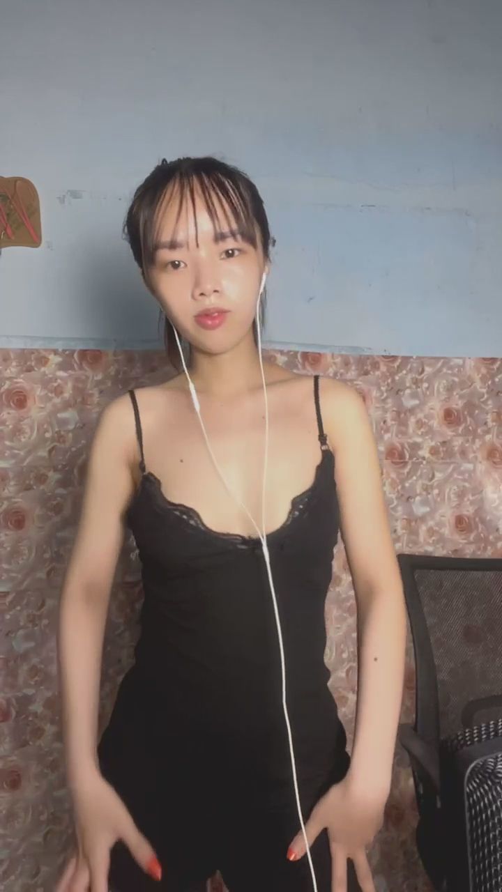 ly7777 : 穿上黑色蕾絲跟著節奏一起搖擺，今晚的目光只准停留在我身上！🖤✨ #蕾絲 #性感律動 #直播女孩 #熱舞