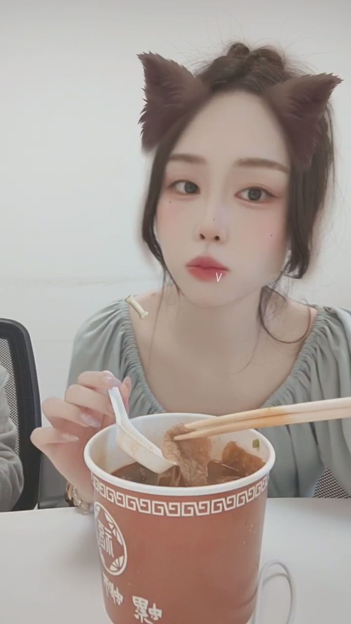  : 深夜食堂開張！看貓耳少女大口吸麵吃肉，是不是也餓了呢？🍜🔥 #宵夜 #吃貨 #誘人吃播