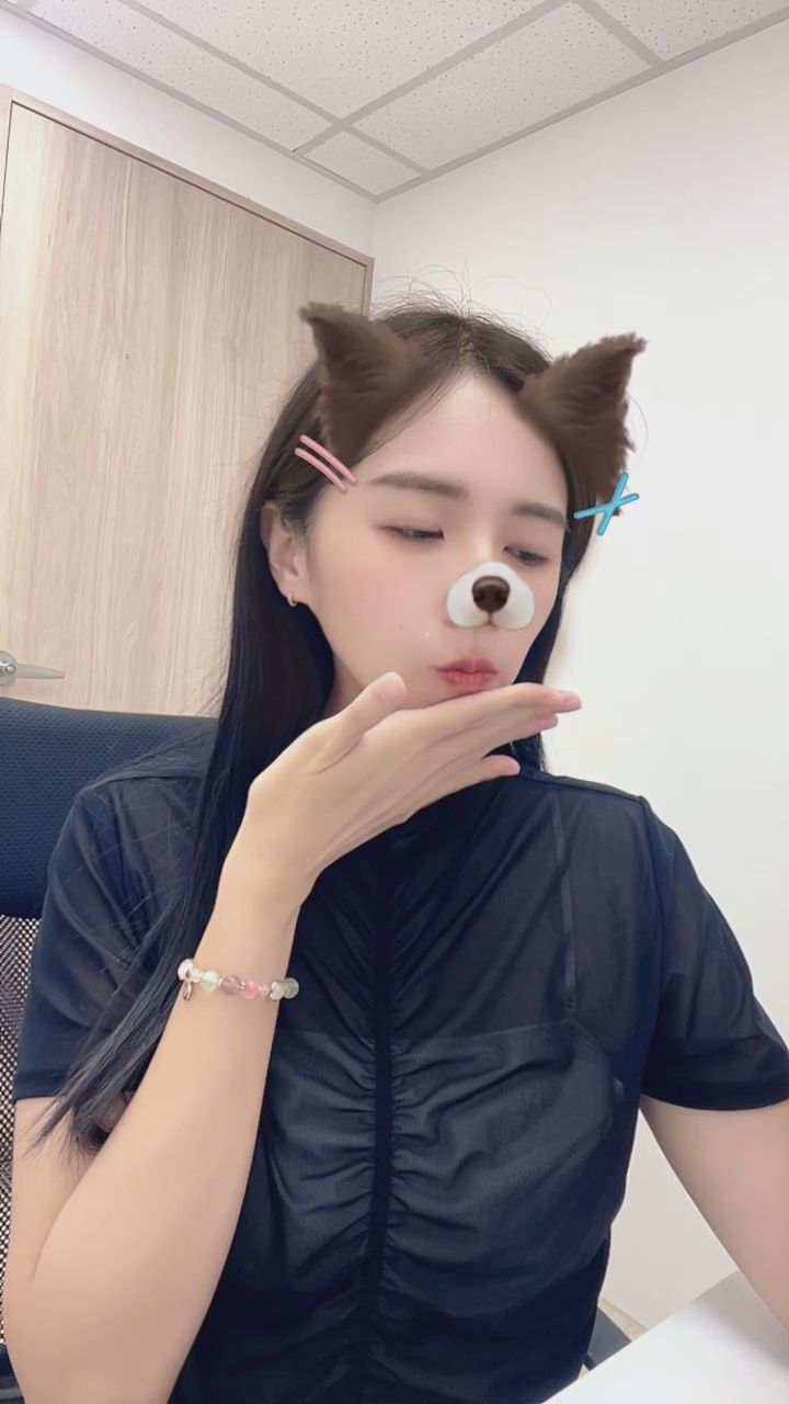  : 喝水也不忘給你一個飛吻，記得接收喔！😘💧 #甜美飛吻 #日常互動 #心動信號