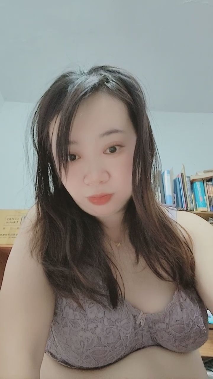  : 脫下外套，換上最喜歡的紫色蕾絲內衣，準備好和我聊天了嗎？💜✨ #換裝 #蕾絲內衣 #私密日常